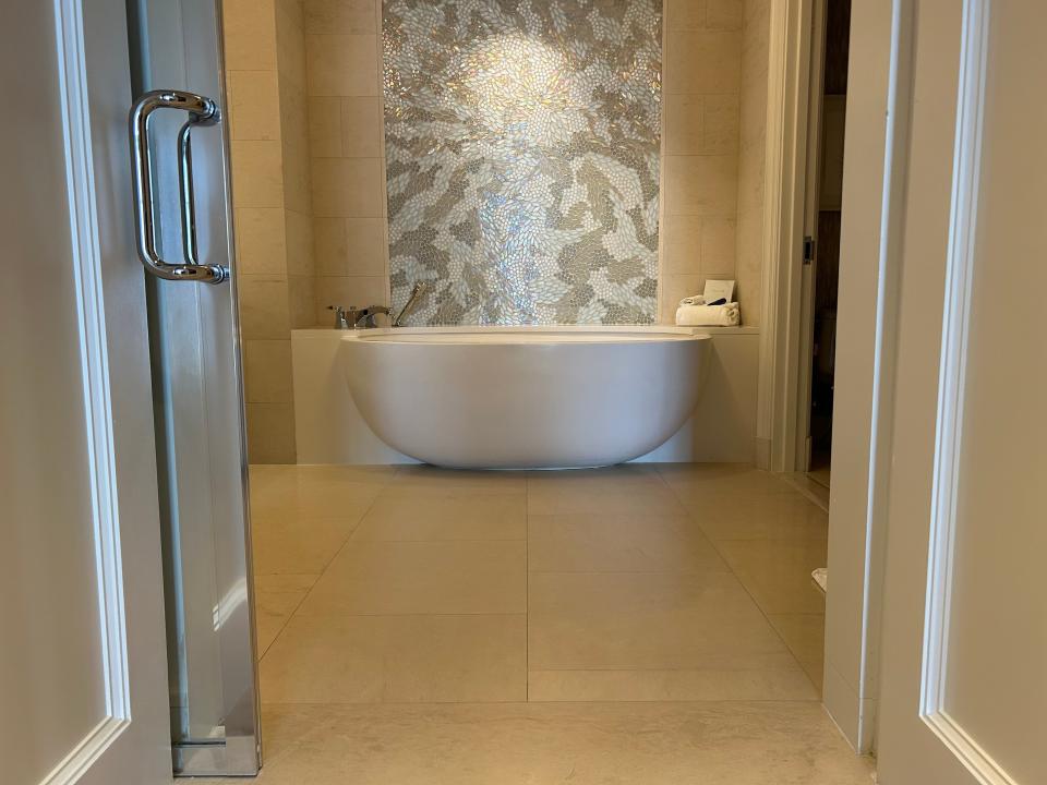 Large bathtub in Disney World Four Seasons room