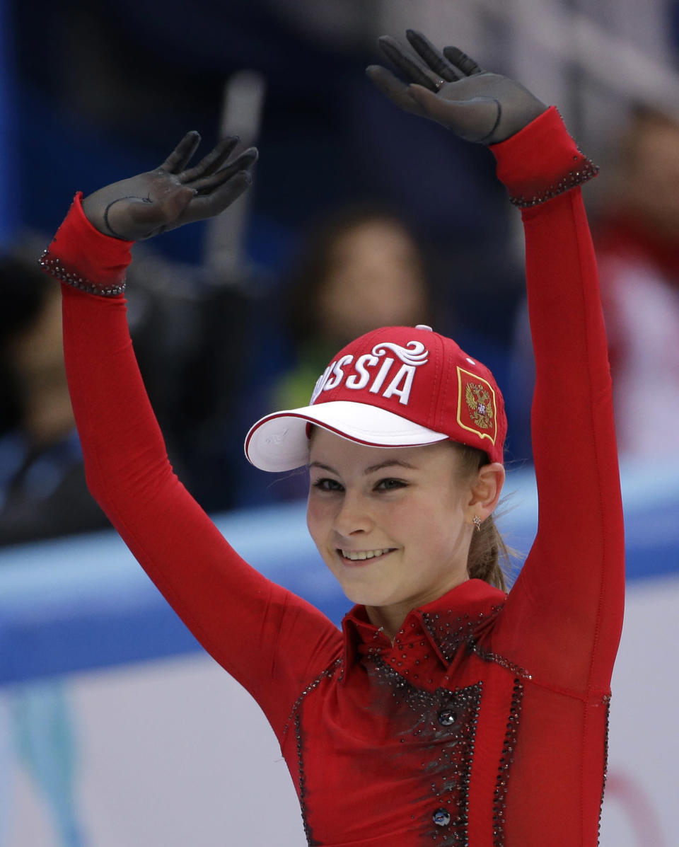 La rusa Julia Lipnitskaia sonríe tras competir en la prueba de equipos del patinaje artístico de los Juegos Olímpicos de Invierno, el 9 de febrero de 2014, en Sochi, Rusia. (AP Photo/David J. Phillip)