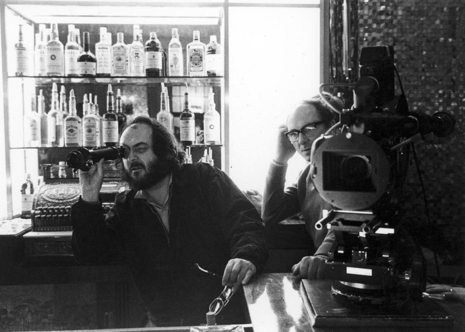 導演史丹利庫柏力克（左）於《鬼店》拍攝現場。（華納兄弟提供）