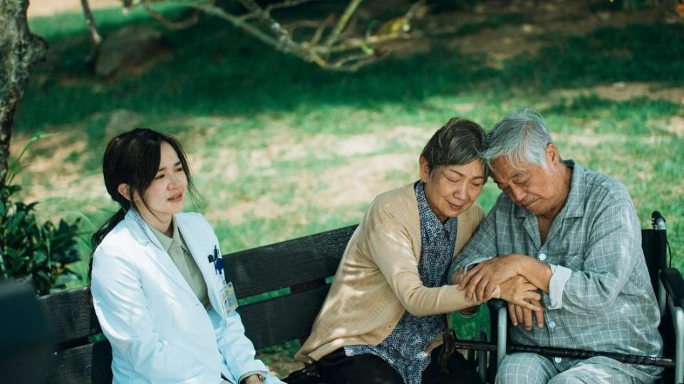 左起陳紫萱、鮑起靜、曾江合作演出。（圖／華映提供）