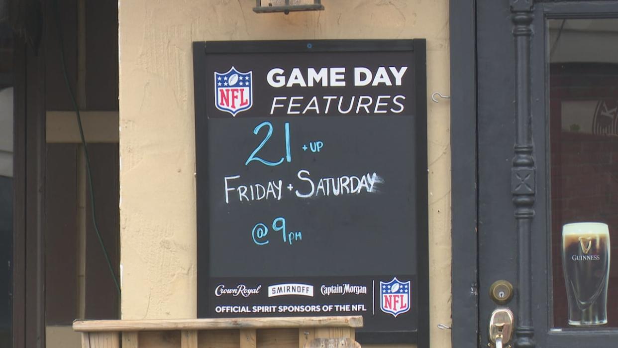 The sign outside the Kildare House in Windsor, Ont., states an age restriction for the bar on Fridays and Saturdays. (Dale Molnar/CBC - image credit)