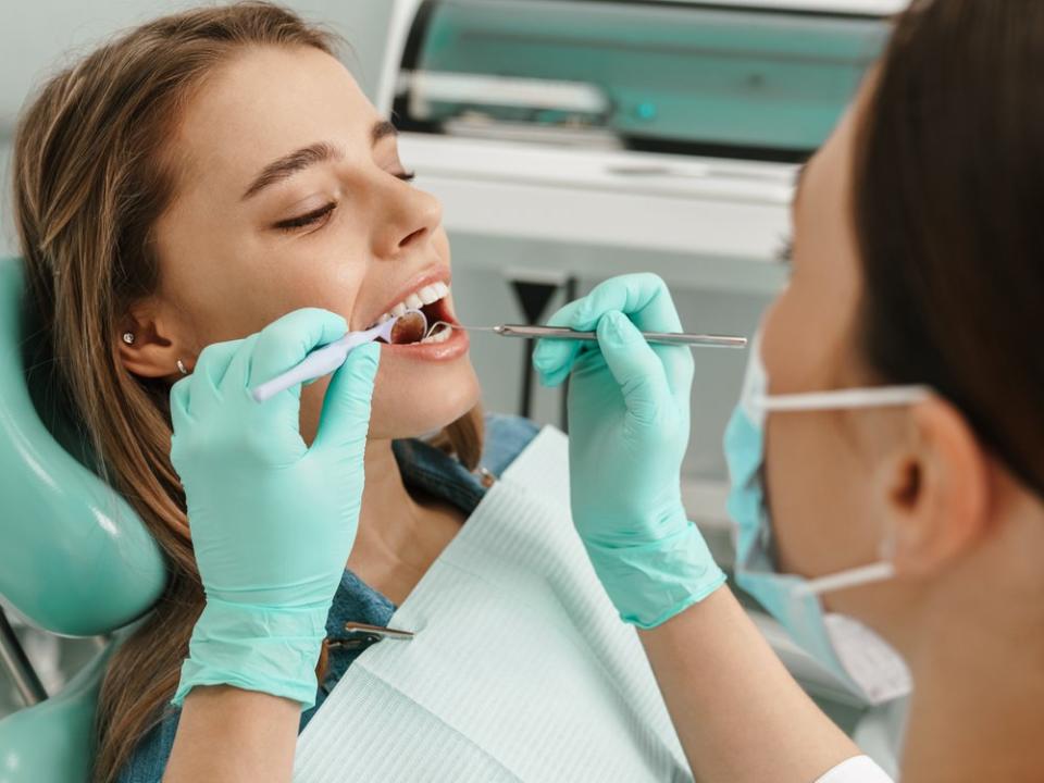 Bei einer Fluorose sollte die Ursache in der Zahnarztpraxis abgeklärt werden. (Bild: Dean Drobot/Shutterstock.com)