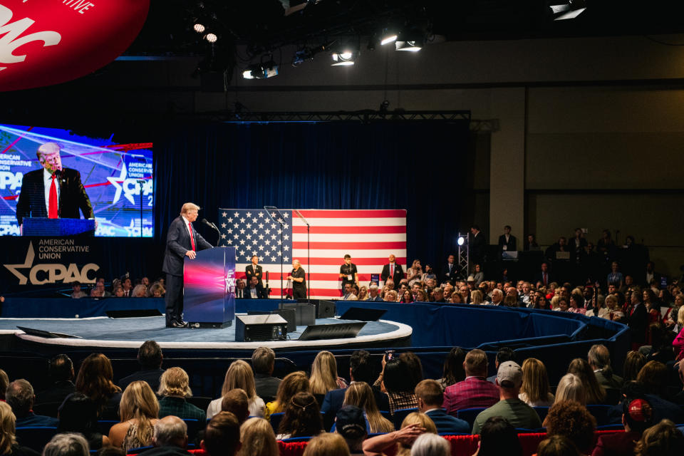 Donald Trump am Kopf der Bühne, die ein ziemlich extravagantes Design aufwies. (Bild: Brandon Bell/Getty Images)