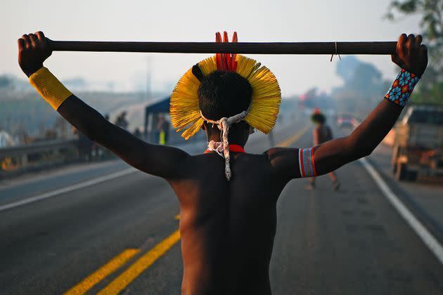 <p>Les Kayapo ont bloqué la BR-163, principale artère d'acheminement des récoltes du fertile centre-ouest du Brésil vers les ports fluviaux de l'Amazonie, exigeant davantage d'aide des autorités brésiliennes contre le coronavirus et l'arrêt des feux dans l'Amazonie. </p>