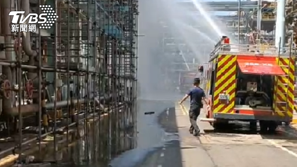 消防人員灑水戒護。（圖／TVBS）