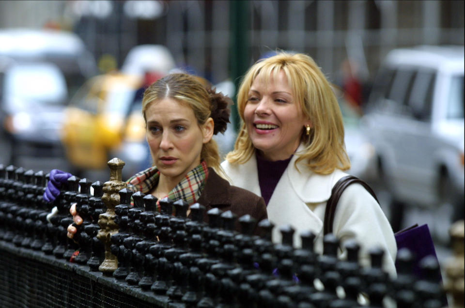 Carrie and Samantha on the sidewalk in a scene from the original series