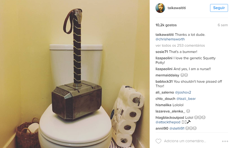 E o que dizer desta foto que Waititi postou, com o martelo de Thor interditando o vaso sanitário? Na legenda, o cineasta escreveu: “Muito obrigado, cara”, e marcou Chris Hemsworth. ‘Thor: Ragnarok’ estreia em novembro de 2017.