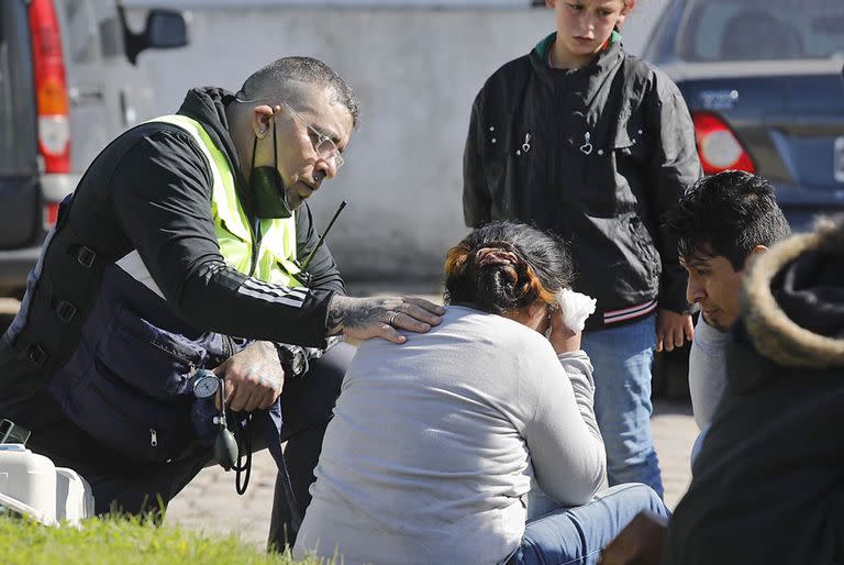 Dolor entre los familiares y allegados de las víctimas del choque de una lancha contra un bote en el río Luján