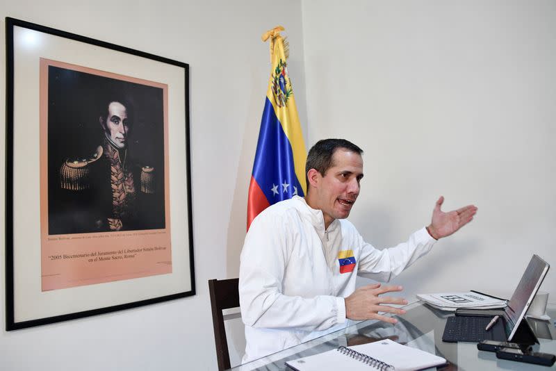 FOTO DE ARCHIVO El líder opositor venezolano Juan Guaidó habla durante una entrevista en Caracas.