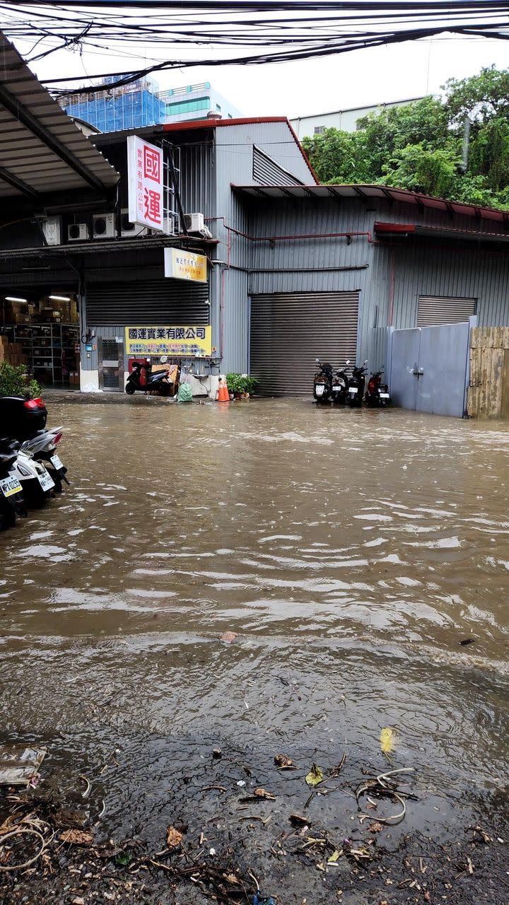 新北市土城永豐路下午淹水。（圖／翻攝延壽路渡邊直美IG）