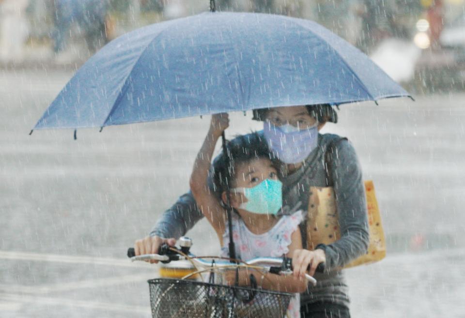 由於東北風和午後對流影響，氣象局對6縣市發布大雨特報。   圖：張良一/攝