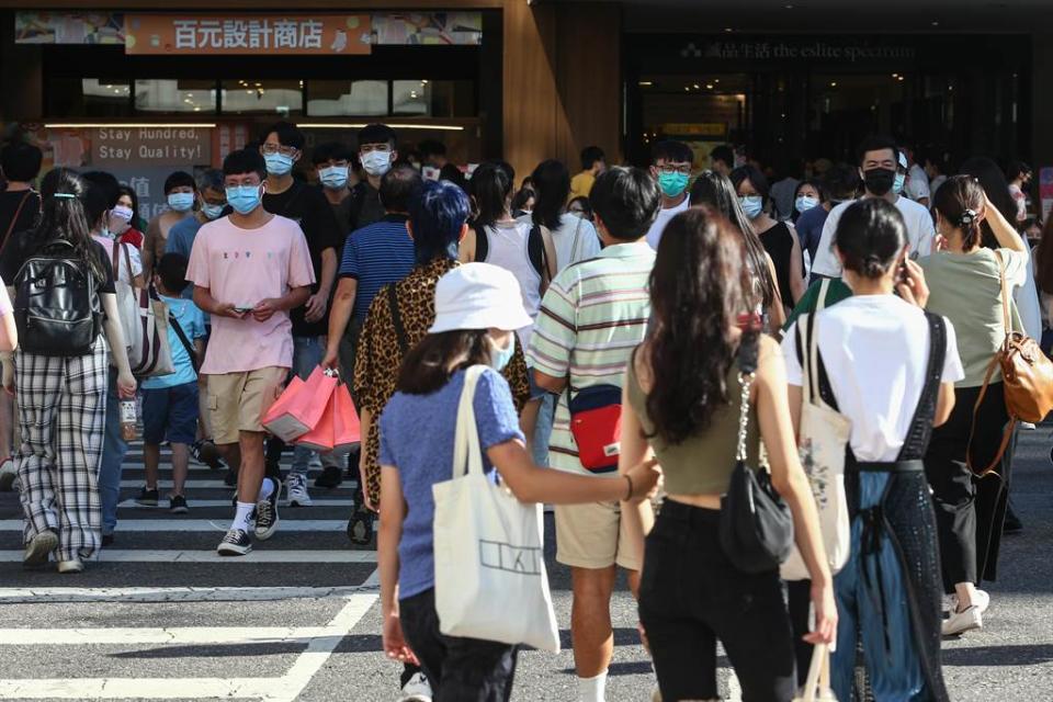 圖為許多民眾趁著好天氣出外逛街購物示意圖。（資料照/鄧博仁攝）