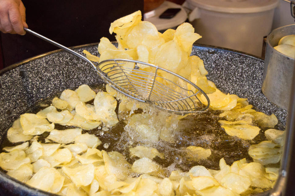 Dafür, dass die Chips knacken, sind übrigens Luftblasen verantwortlich, die beim Frittieren entstehen. (Bild: Getty Images)