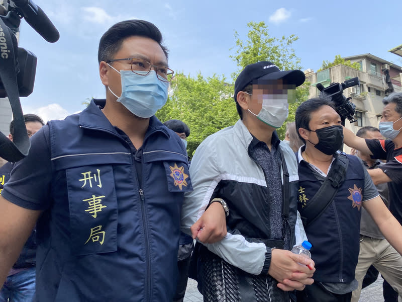 網路借貸媒合平台imB涉以「假債權、真吸金」手法詐騙吸金，刑事局5月到桃園等地執行搜索，拘提平台負責人曾男（中）等8嫌到案。（中央社資料照）