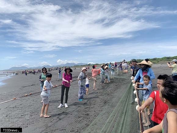 世界海洋日-里海共學計畫，守護海洋永續，在壯圍鄉後埤海邊辦理「牽罟」親子活動。（宜蘭縣政府提供）。