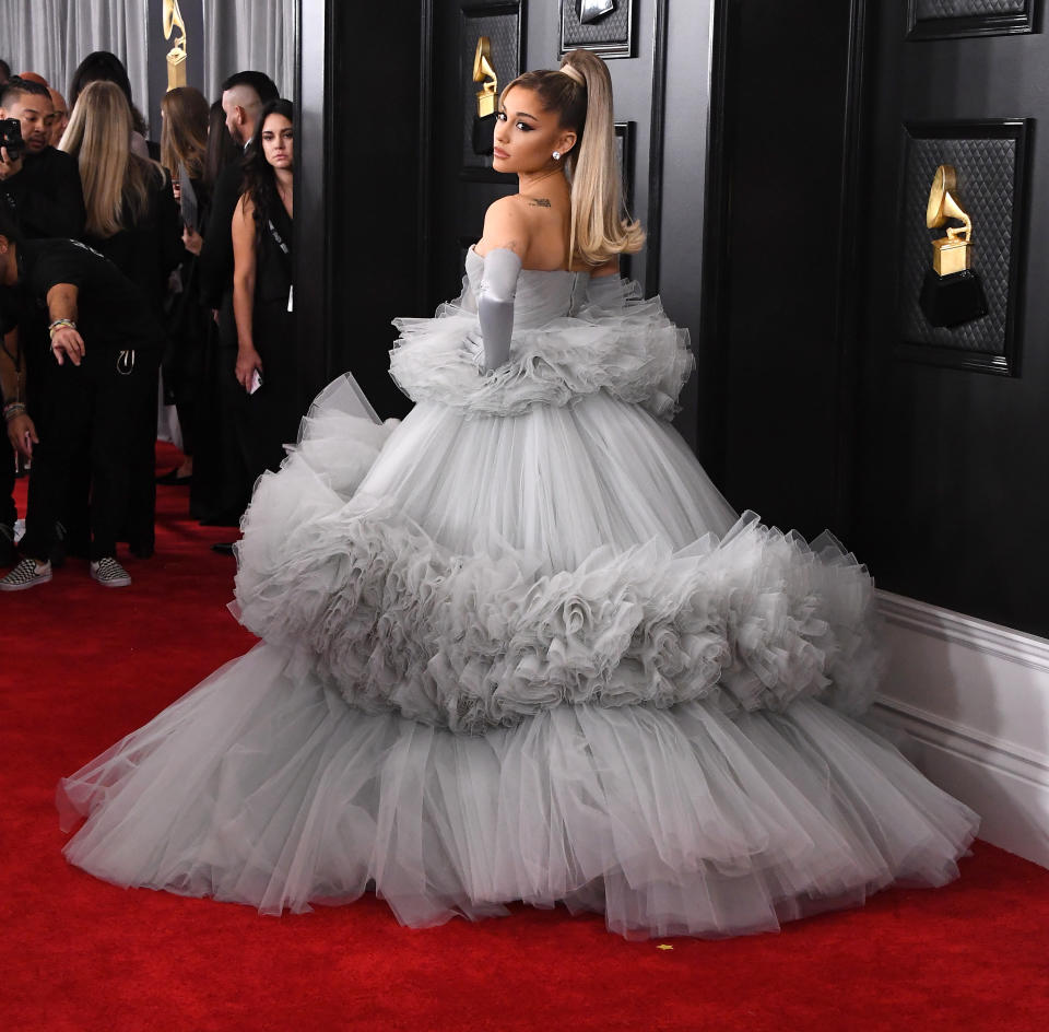 Eingehüllt in grauem Tüll erschien der Pop-Star zu den diesjährigen Grammys. Ihr Markenzeichen, der hohe Pferdeschwanz, durfte nicht fehlen. Hohe Seidenhandschuhe machten ihr Outfit noch glamouröser. (Bild: Getty Images)