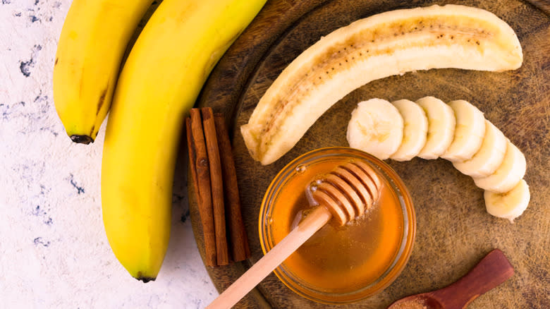 Sliced bananas with honey