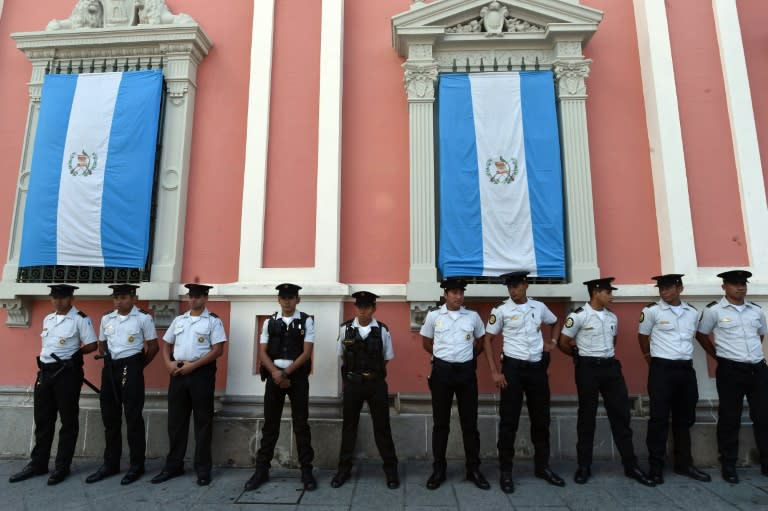 Guatemala police officers stand guard in front of the Electoral Supreme Court (TSE) in Guatemala City on September 3, 2015