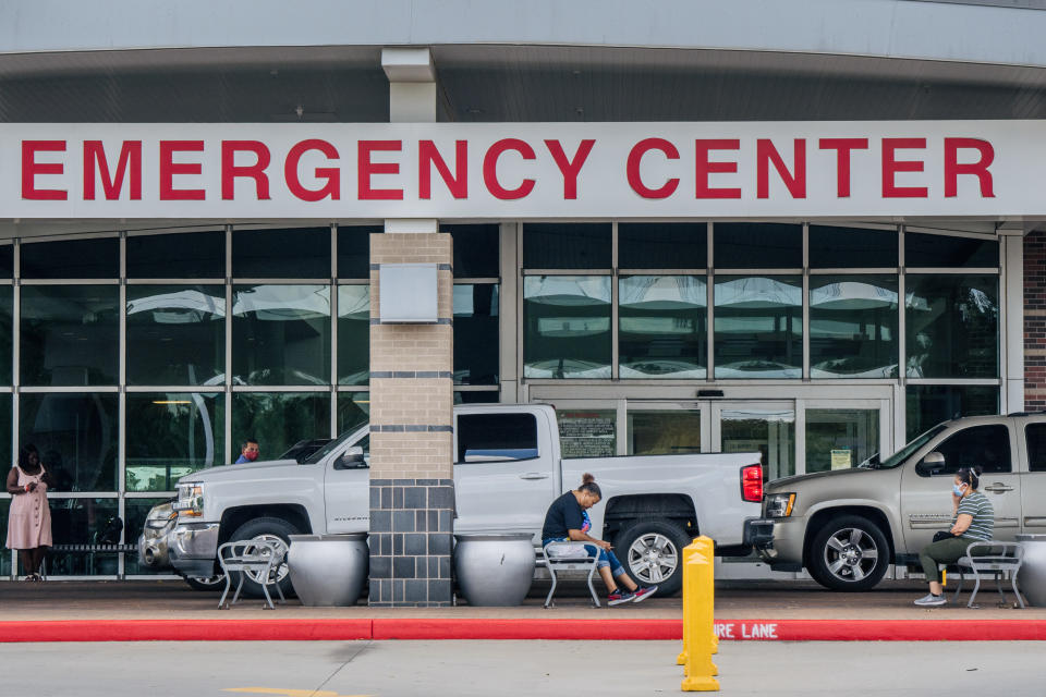 Personas esperan afuera de un hospital en Houston, Texas, en donde debieron instalarse tiendas en el exterior para poder atender un flujo excesivo de pacientes con covid-19. (Getty Images)
