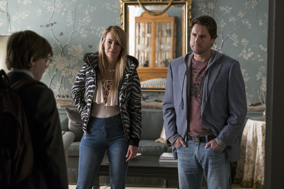 (L-r) OAKES FEGLEY as Young Theo and SARAH PAULSON as Xandra and LUKE WILSON as Larry in Warner Bros. Pictures and Amazon Studios drama, THE GOLDFINCH, a Warner Bros. Pictures release.