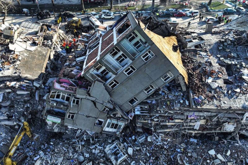 2023年2月8日，土耳其震災區域的航拍。專家指出，土耳其政府未能執行現代化的建築規範，可能是這次地震災情慘重的原因之一。（美聯社）