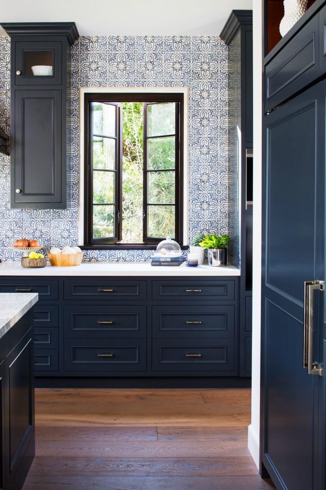 Modern blue kitchen with brass handles  Navy blue kitchen cabinets, Dark blue  kitchens, Kitchen room design