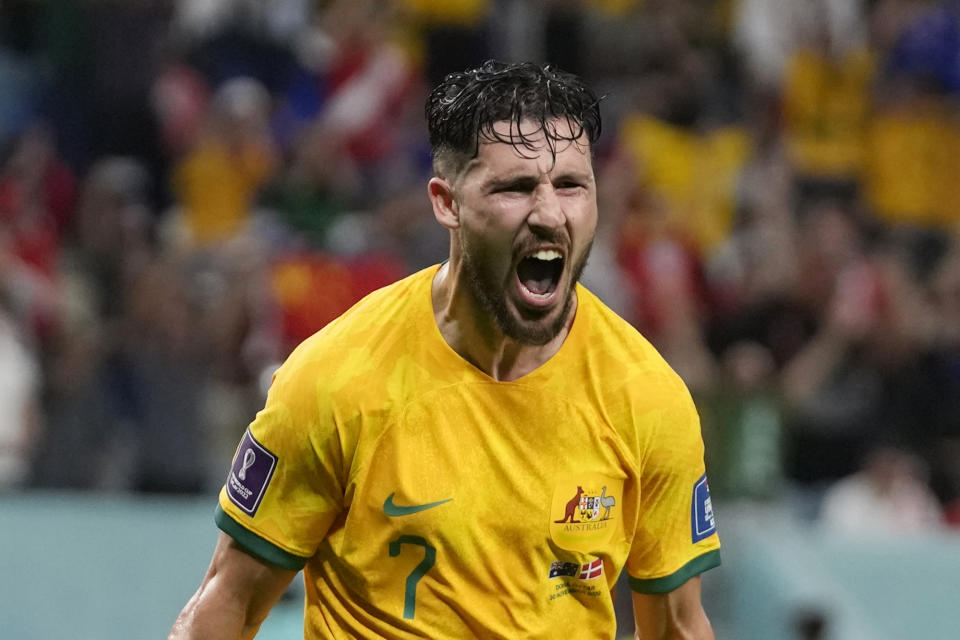 El australiano Mathew Leckie celebra su gol durante un partido del Grupo D del Mundial entre Australia y Dinamarca, en el estadio Al Janoub, en Al Wakrah, Qatar, el 30 de noviembre de 2022. (AP Foto/Thanassis Stavrakis)