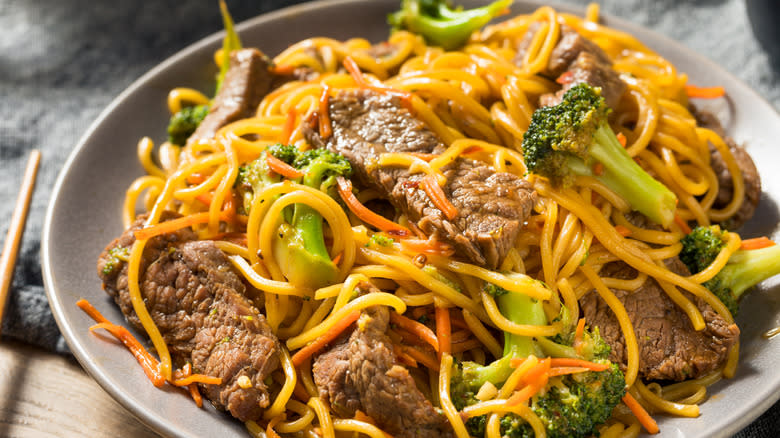 Beef and broocoli lo mein