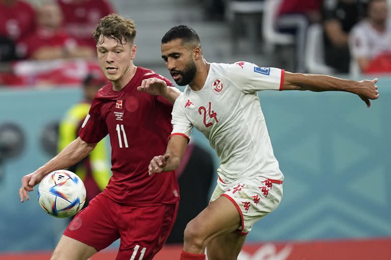 Andreas Skov Olsen y Ali Abdi durante el partido entre Dinamarca y Túnez, en el Education City Stadium en Al Rayyan