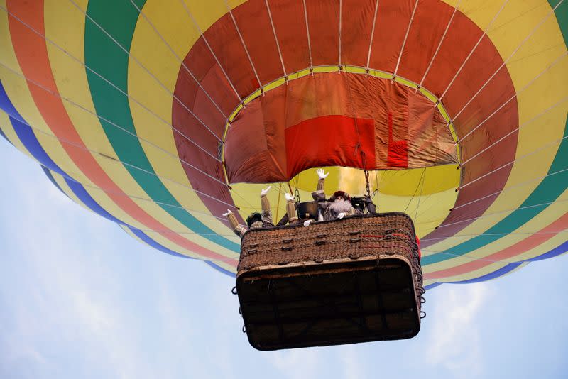 Los Reyes Magos saludan mientras celebran la víspera de la Epifanía volando sobre la ciudad en un globo aerostático mientras las restricciones de la enfermedad coronavirus (COVID-19) impiden el tradicional desfile en Sevilla