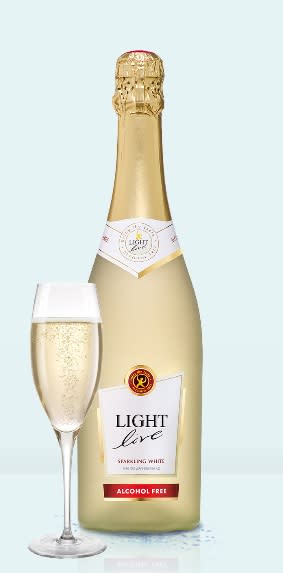 <p>Light Live ist eine Alternative für alle, die gerne Sekt trinken würden, aber darauf verzichten müssen oder wollen, weil sie keinen Alkohol trinken. Der Sekt ist nämlich alkoholfrei, trotzdem soll der klassische Sektgeschmack erhalten bleiben. (Foto: light-live-alkoholfrei.de) </p>