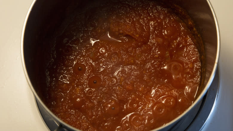 La salsa di pomodoro bolle nella padella 