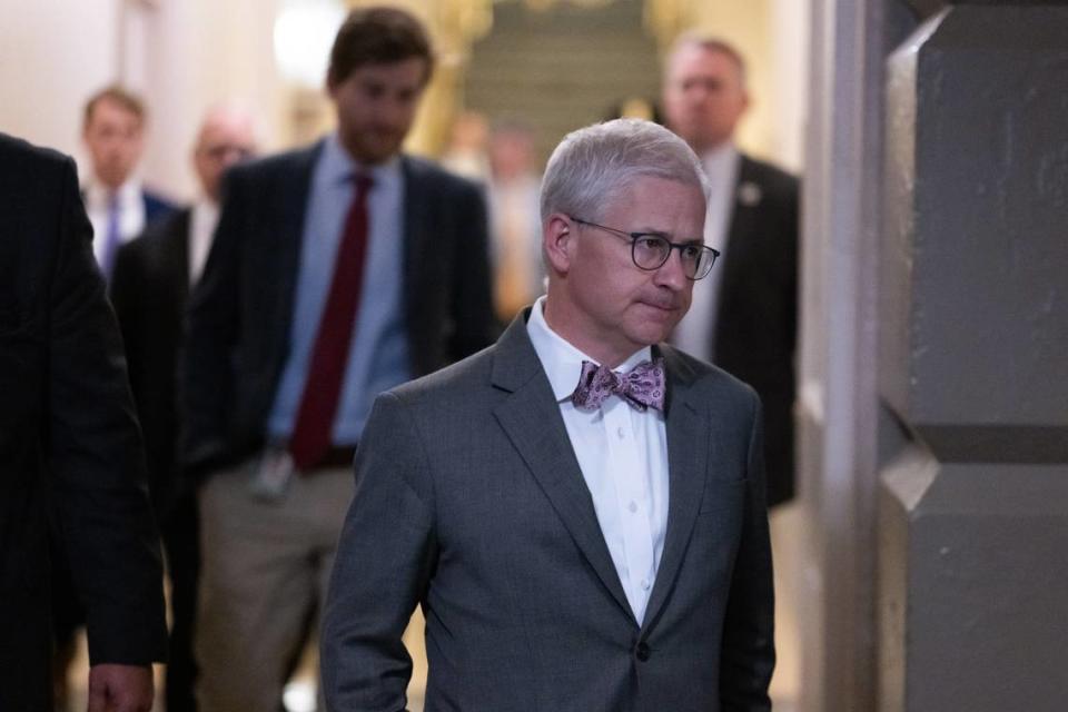 El presidente interino Patrick McHenry (R-NC) es visto después de que el ex presidente de la Cámara de Representantes, Kevin McCarthy (R-CA), fuera destituido de su cargo como presidente de la Cámara de Representantes en el Capitolio de Estados Unidos en Washington, D.C., el martes 3 de octubre de 2023. Craid Hudson/Sipa USA