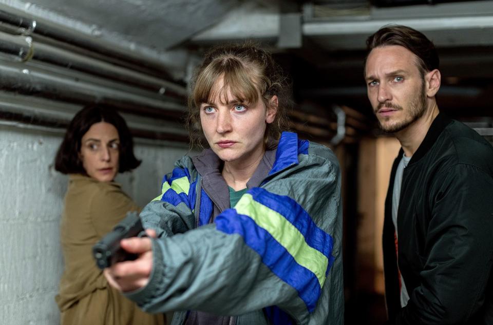 Dritter, deutlich weiblicherer Saarland-"Tatort" mit dem neuen Team (von links): Esther Baumann (Brigitte Urhausen), Pia Heinrich (Ines Marie Westernströer) und Leo Hölzer (Vladimir Burlakov) müssen gleich zwei Fälle lösen. Einer betrifft ihren flüchtigen Kollegen Adam Schürk (Daniel Straßer).
 (Bild: SR / Manuela Meyer)