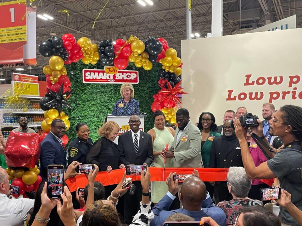 H-E-B and Joe V’s executives celebrate the opening of Joe V’s Smart Shop with community members at a ceremonial ribbon cutting in Dallas on June 12.