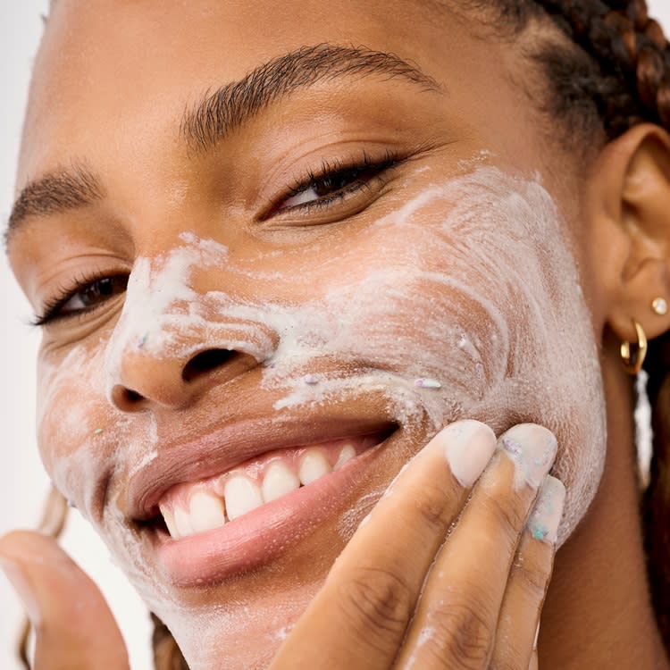 使用塗抹式面膜之前，應先將臉部徹底清潔 source : Benefit