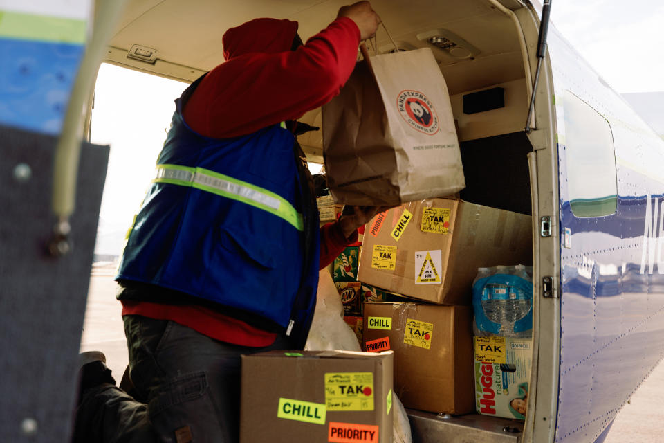 Un pedido de comida rápida para llevar en un avión, junto con otro cargamento en Merrill Field, en Anchorage, Alaska, el 21 de abril de 2022.  (Kerry Tasker/The New York Times)