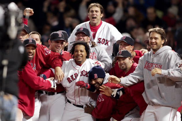 Red Sox stars from 2004 World Series team throw out Game 2 first