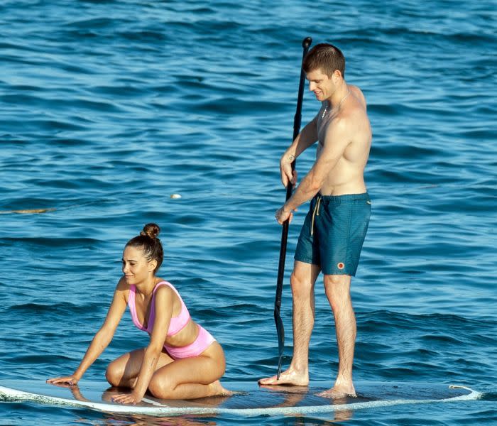 Miguel y Aitana practicando paddlesurf