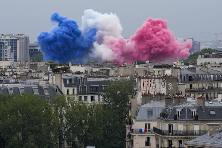 Se enciende humo con los colores de la bandera de Francia en París, Francia, al inicio de la ceremonia de apertura de los Juegos Olímpicos