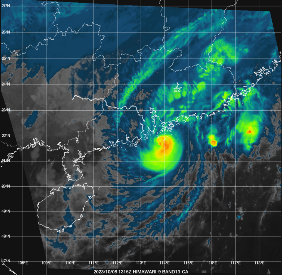 2023 年 10 月 8 日下午 9 時 15 分，向日葵 9 號衛星提供的紅外線高清雲圖。小犬的眼壁靠近珠江口，最受影響地區是香港以南海域。天文台指，香港以南的黃茅洲風力進一步上升。