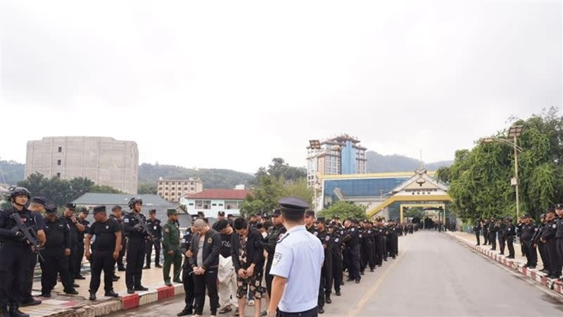 緬甸司法機關將詐欺犯移送中國。（圖／翻攝自佤邦新聞局官方微信公眾號佤邦之音）