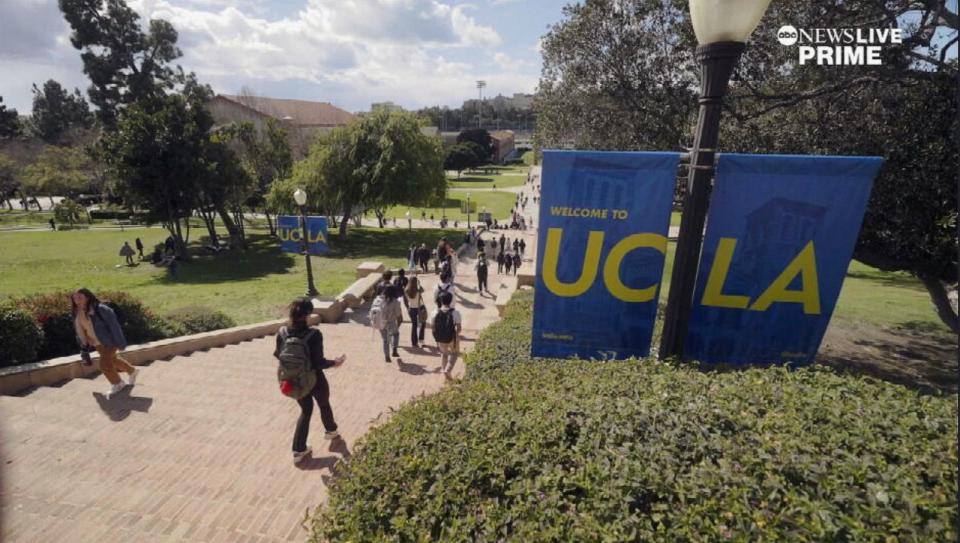 PHOTO: Students at UCLA learn business from AI. (ABC News)