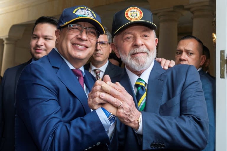 Los mandatarios Gustavo Petro (izq) y Luiz Inacio Lula da Silva posan para las cámaras en el palacio presidencial colombiano, el 17 de abril de 2024 en Bogotá (César Carrión)