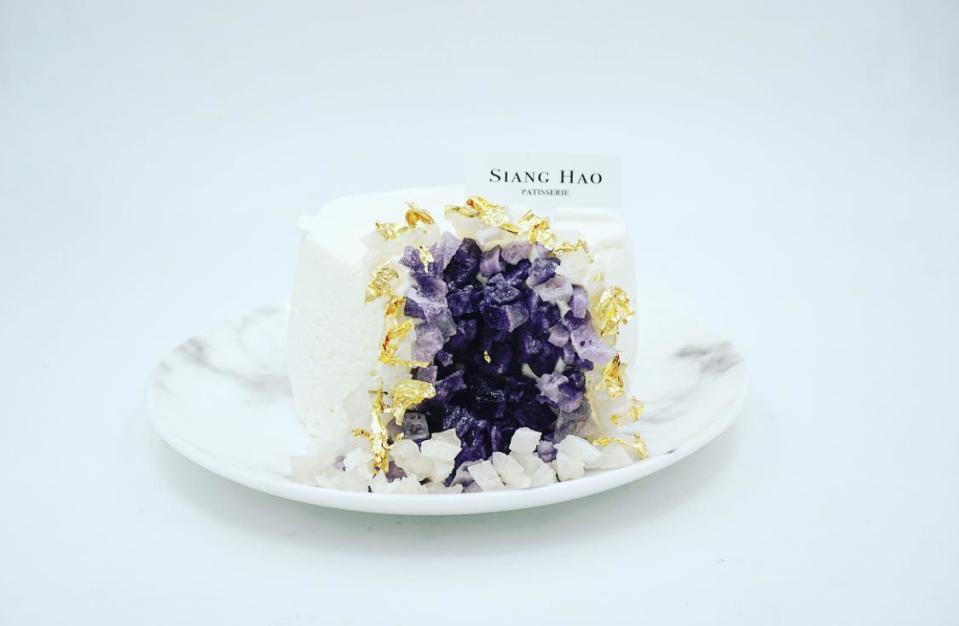 「水晶洞蛋糕」填入伯爵奶餡和夏威夷豆，裝飾紫色、白色的琥珀糖，星座專家唐綺陽曾在直播中現吃（220元／個）。（Siang Hao Patisserie法式甜點提供）