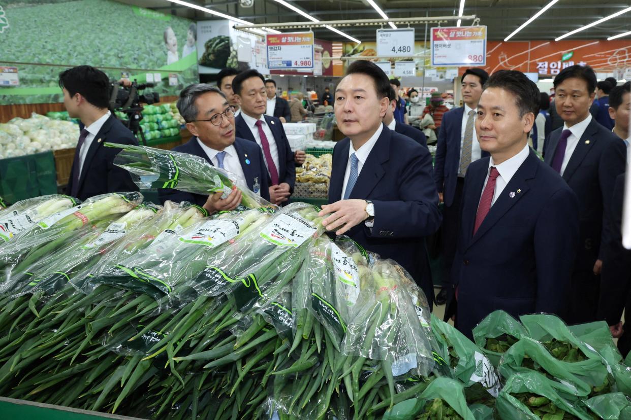 Le président sud-coréen Yoon Suk Yeol (au centre)
se trompe sur le prix d’une botte d’oignons verts provoquant un taulé dans le pays.