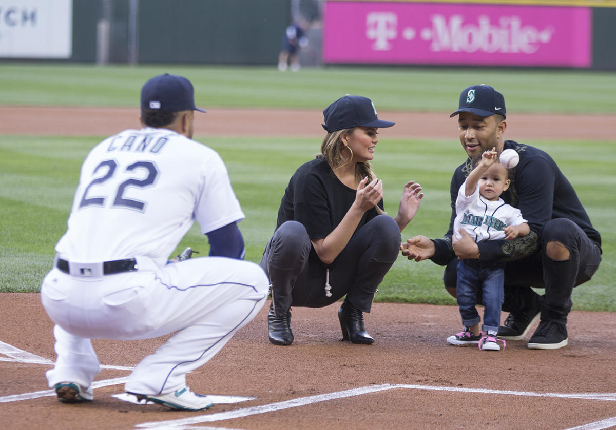 Suzy to throw 1st pitch for Dodgers