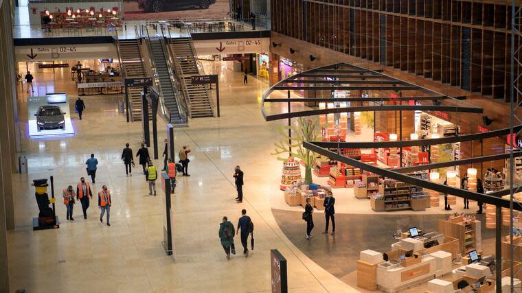 Es gibt keinen Weg dran vorbei: Der Marketplace mit Geschäften am Abend nach der Eröffnung. Foto: dpa