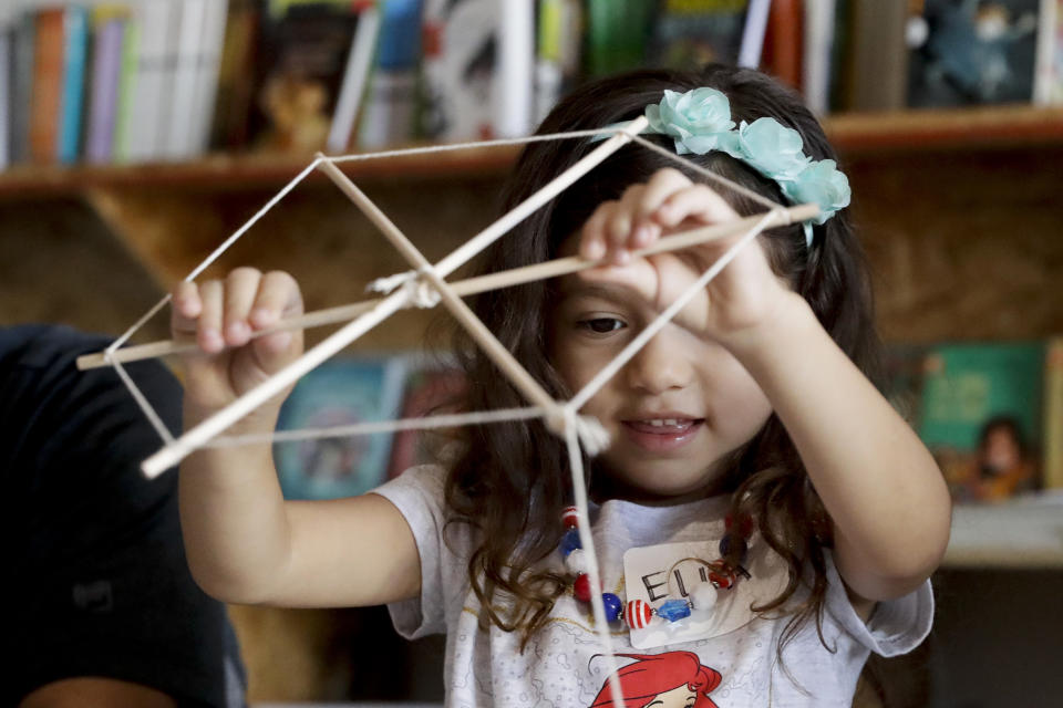 En esta foto del 3 de noviembre de 2018, Ella J. Varela realiza un proyecto artístico durante un taller en LA Librería, Los Ángeles. El mercado de libros en español crece, pero la industria editorial solo responde de manera esporádica a esa demanda. Tres pequeñas empresas se han lanzado a llenar ese vacío, creadas por tres parejas de madres hispanas ante la escasez de libros en español para leer a sus niños. (AP Foto/Chris Carlson)