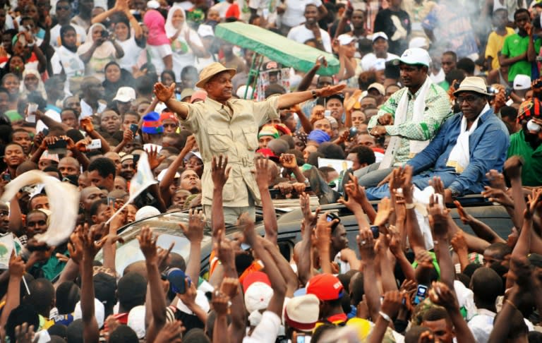 Guinean opposition presidential candidate Cellou Dalein Diallo (C) urged voters to make their voices heard at the ballot box after his calls for a delay of "imperfect" polls fell on deaf ears